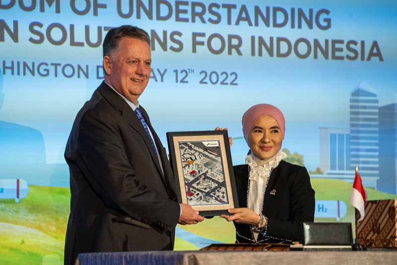 Jay Pryor, Executive Vice President of Business Development for Chevron, Nicke Widyawati, President Director & CEO of PT Pertamina (Persero)
